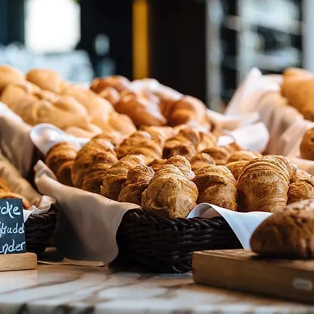 One Bonn-beethoven 3*